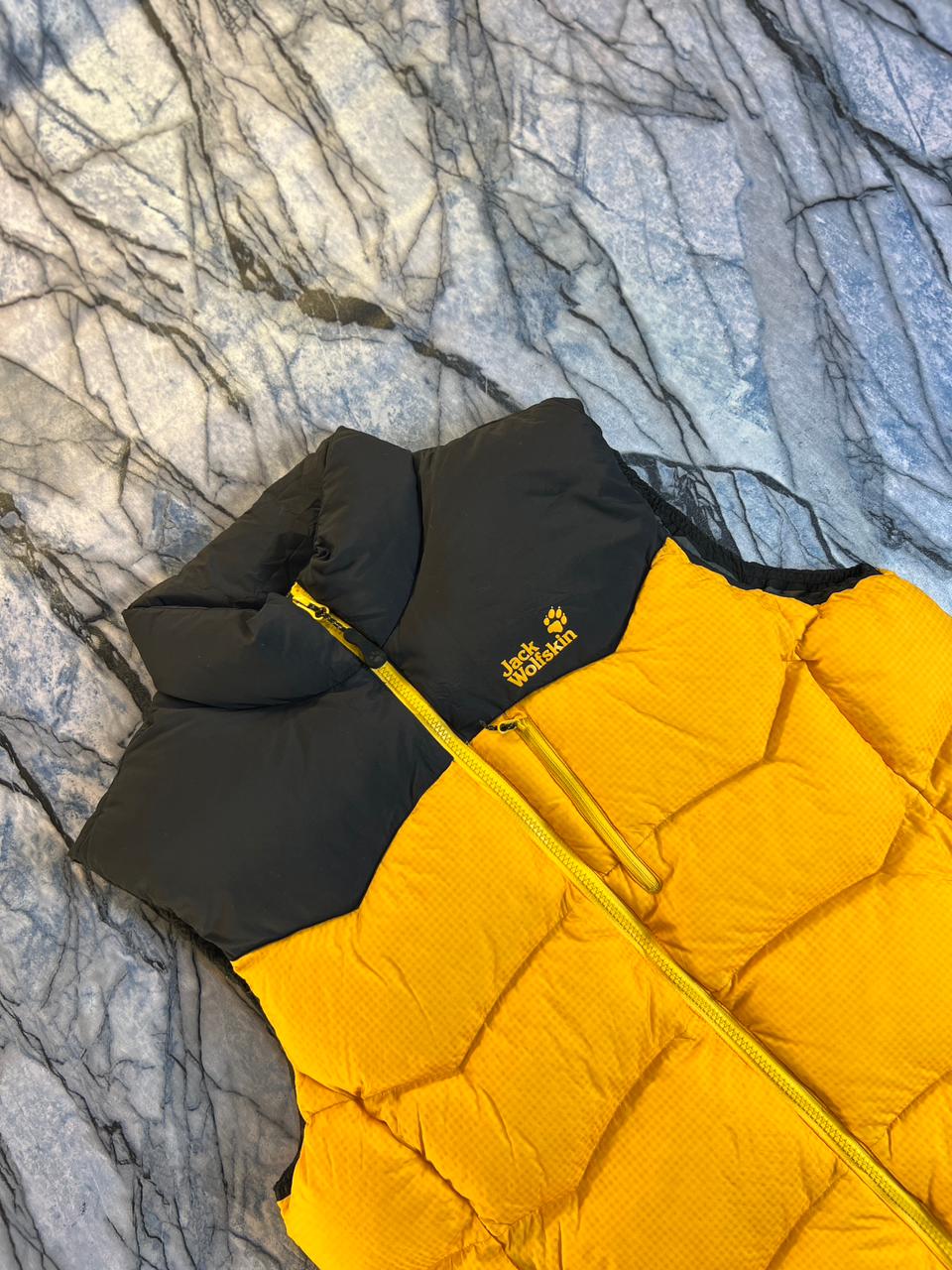 ORIGINAL JACK WOLFSKIN LIGHTWEIGHT BRANDED SLEEVELESS JACKET