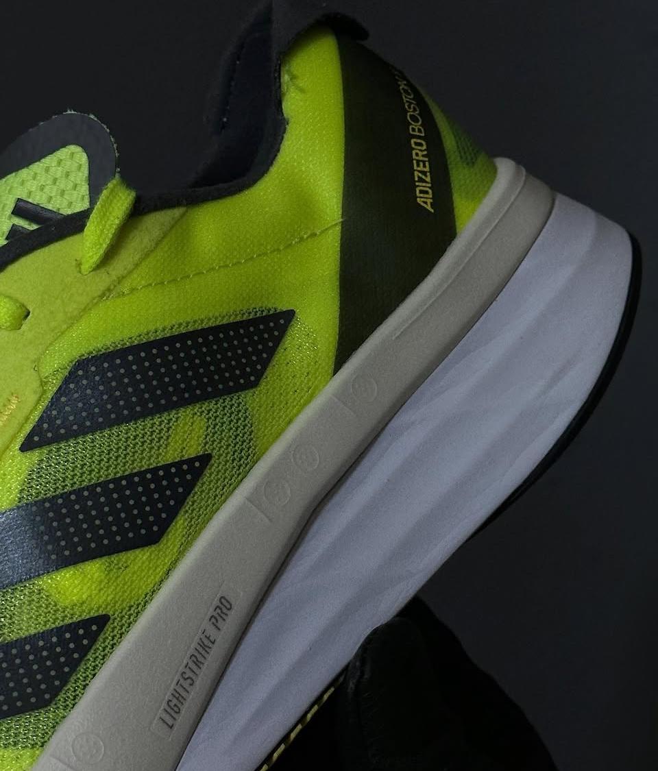 Original Adidas Adizero Boston 11 2022 Model Lightweight 300 Meter Carbon Fiber Running Shoes