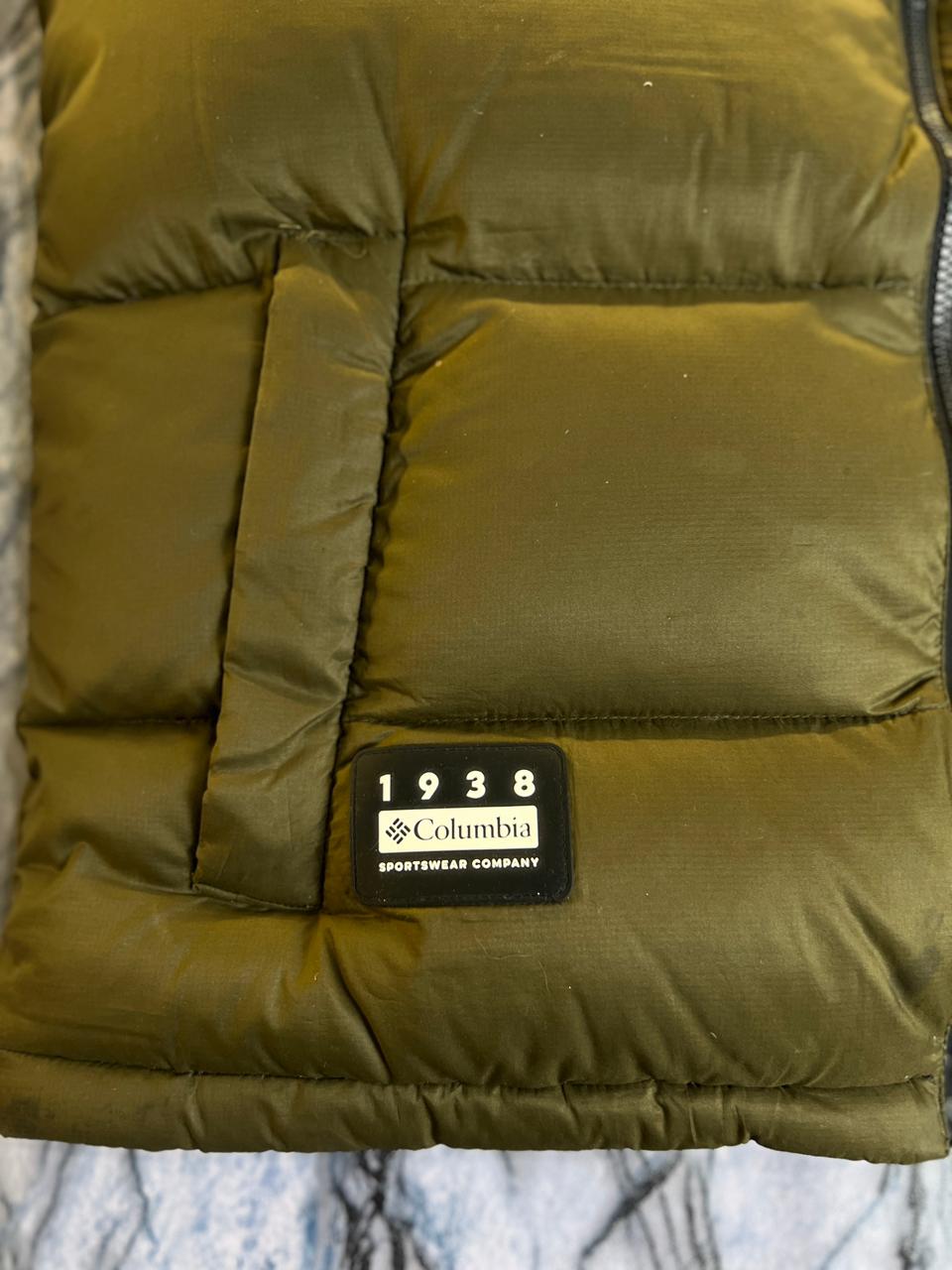 ORIGINAL COLUMBIA LIGHTWEIGHT BRANDED SLEEVELESS JACKET